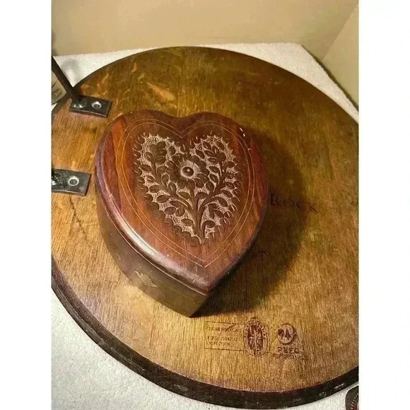 Large Wooden Carved Heart Shaped Jewelry Box with no Keys, Felt Lined, Mirror - Picture 1 of 9